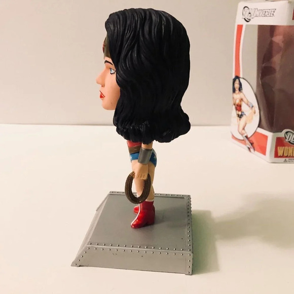 DC Universe Funko Wonder Women Wacky  Wobbler Bobble Head - Picture 13 of 16